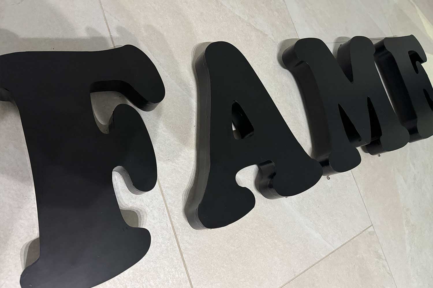 01-fame-wrapping-sign-letters01-wrapping-oracal-premium-films-pvc-daltec-rapid-air-graphdays