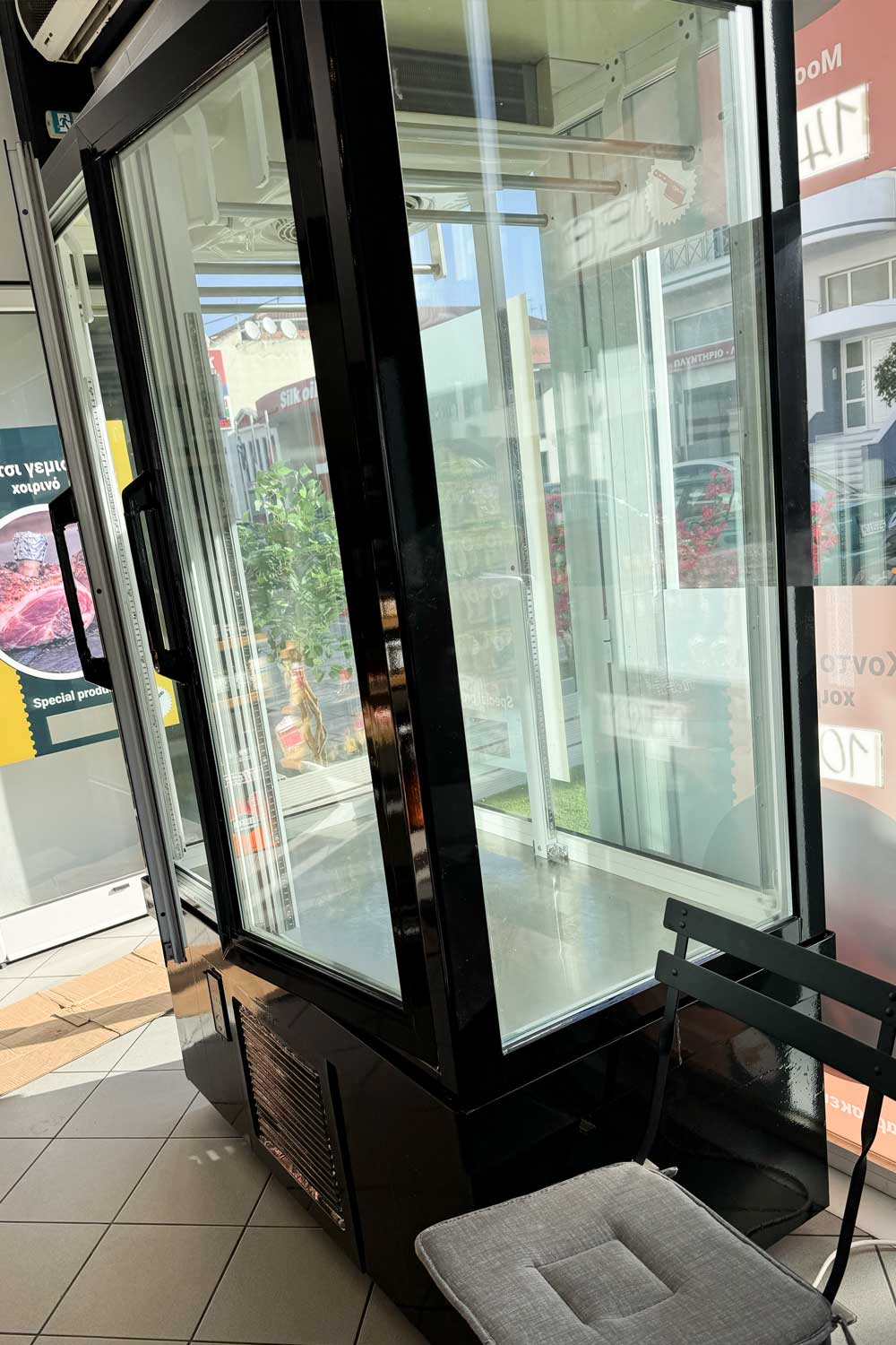 01-to-hasapio-vitrina-kreaton02-wrapping-oracal-premium-films-pvc-daltec-rapid-air-graphdays